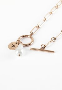 Rosenfarvet kæd necklace med et ovalt linkdesign, en cirkulær charm, en dråbeformet perlevedhæng og en vandret toggle-lås.