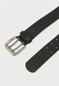 Čierny kožený opasok so striebornou kovovou prackou, s hladkou textúrou a viacerými dierkami na nastavovanie veľkosti.
