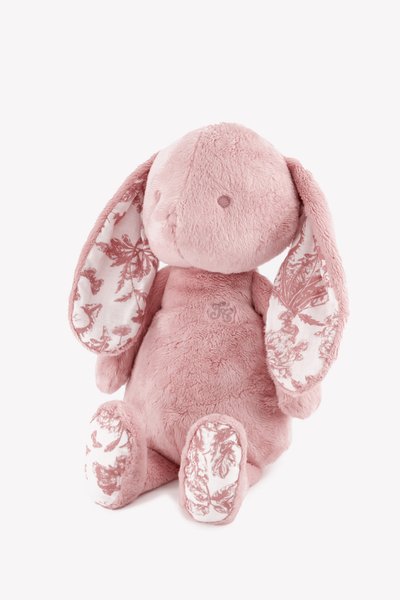 Λούτρινο κουνελάκι από απαλό ροζ ύφασμα, με λευκά αυτιά και πατουσάκια με σχέδια, και κεντητές λεπτομέρειες στο σώμα.