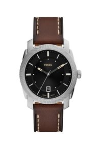 Reloj Fossil redondo con esfera negra, caja en tono plata, correa de cuero marrón, costuras beige y ventana de fecha a las 6 en punto.