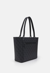 Sac fourre-tout noir avec un logo subtilement imprimé en motif, double bretelles d'épaule et poche zippée sur le devant, posé sur fond blanc.