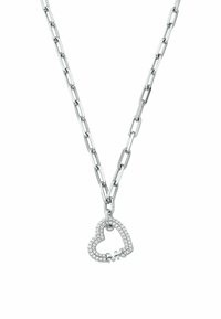 Collier en chaîne argentée avec un pendentif en forme de cœur bordé de petits cristaux et les lettres "MK" sur le côté inférieur droit du cœur.