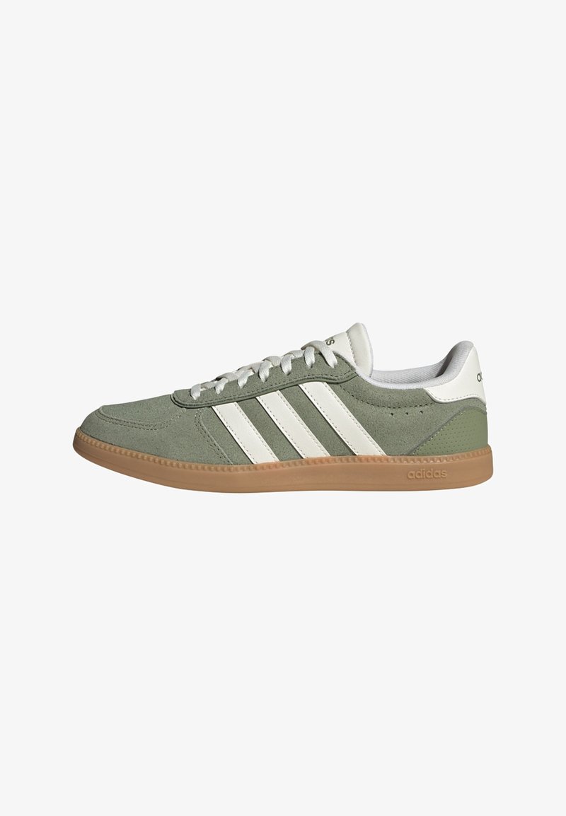 Grüne Wildleder-Sneaker mit weißen Streifen und einer Gummisohle in Kaugummifarben. Runde Zehenpartie, mehrlagiges Design und gepolsterter Schaft mit Schnürsenkeln.