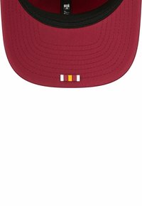 Rote Kappe mit einem schwarzen Unterrand. Sie verfügt über ein kleines dekoratives Element mit weißen, orangefarbenen, gelben und roten Streifen auf der Vorderseite.