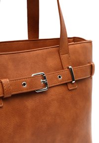 Brun läder tote-väska med en strukturerad yta, en spänne-rem detail och två hållbara handtag för enkel bärning.