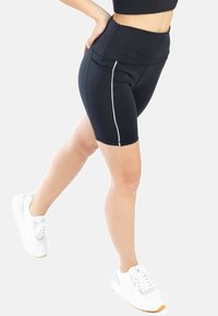 Zwarte sportshorts met een hoge tailleband, met een contrasterende witte zijstreep. Gemaakt van rekbaar, vochtafvoerend materiaal.