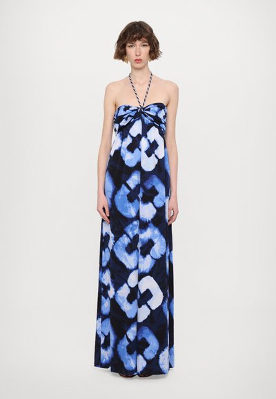 Robe maxi à motif abstrait bleu et noir, avec un col halter et un détail central froncé. Tissu doux avec une texture lisse.