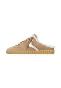 Sneaker slip-on in suede marrone con foderatura in pelliccia sintetica bianca, dettagli in accento argentato e suola in gomma testurizzata con design a righe.