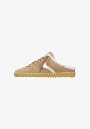 Sneaker slip-on in suede marrone con foderatura in pelliccia sintetica bianca, dettagli in accento argentato e suola in gomma testurizzata con design a righe.
