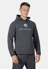 Mørk grå hettegenser laget av myk stoff, med en frontlomme, snorhette og hvit "Morotai" logo på brystet.