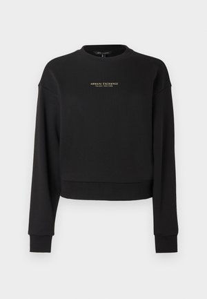 Crna kratka trenirka od mekog tkanja, s dugim rukavima i okruglim izrezom. Zlatni logo "Armani Exchange" na prednjoj strani.