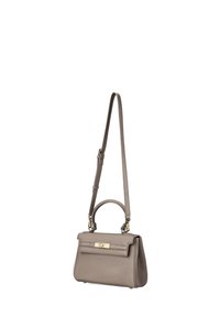 Borsa a mano in pelle grigia con forma strutturata, una tracolla lunga removibile, una maniglia superiore e una chiusura in metallo dorato. Texture liscia con grana sottile.