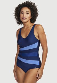Marinblå baddräkt med ljusblå horisontella ränder. Tillverkad av ett mjukt, stretchigt material med rundad halsringning och breda axelband.