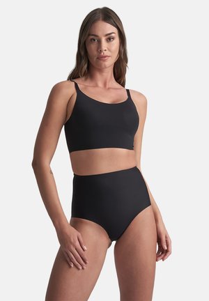 Set di costumi da bagno nero a due pezzi, composto da un top corto con spalline sottili e un pantalone alto, realizzato in un tessuto liscio e elasticizzato.