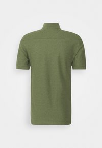 Polo manches courtes vert olive vu de dos avec un col replié et une texture unie du tissu.