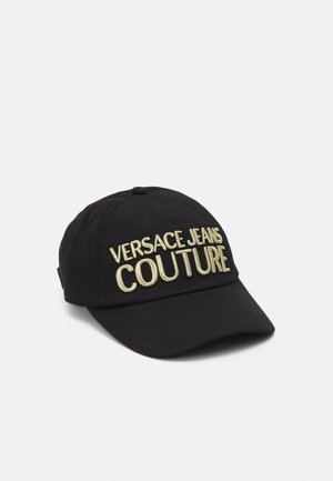 Czarna czapka bejsbolowa z złotym haftowanym napisem „Versace Jeans Couture” z przodu, zakrzywionym daszkiem i regulowanym paskiem z tyłu.