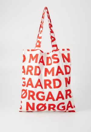 Lærret tote bag med dristig rød tekst på hvit bakgrunn. Dobbelt håndtak, rektangulær form, og ingen ekstra dekorasjoner.