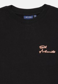 Sort bomulds T-shirt med rund halsudskæring, med et orange broderet "St. Moritz" logo på brystet. Glat tekstur, afslappet pasform.