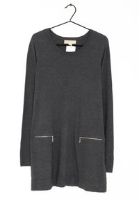 Tummanharmaa, pitkähihainen pusero pyöreällä pääntiellä, jossa kaksi etutaskua hopeisilla vetoketjuilla ja suora helma. Rakennekudottu kangas.