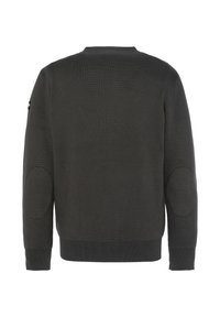 Ciemnoszary sweter wykonany z teksturowanej dzianiny, z łatami na łokciach i okrągłym dekoltem. Prążkowane mankiety i wykończenie u dołu podkreślają design.