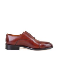 Bruine leren oxford schoen met een gladde textuur, ronde neus, vijf veterogen, en een lage zwarte hak. Detail van de cap-toe design zichtbaar.