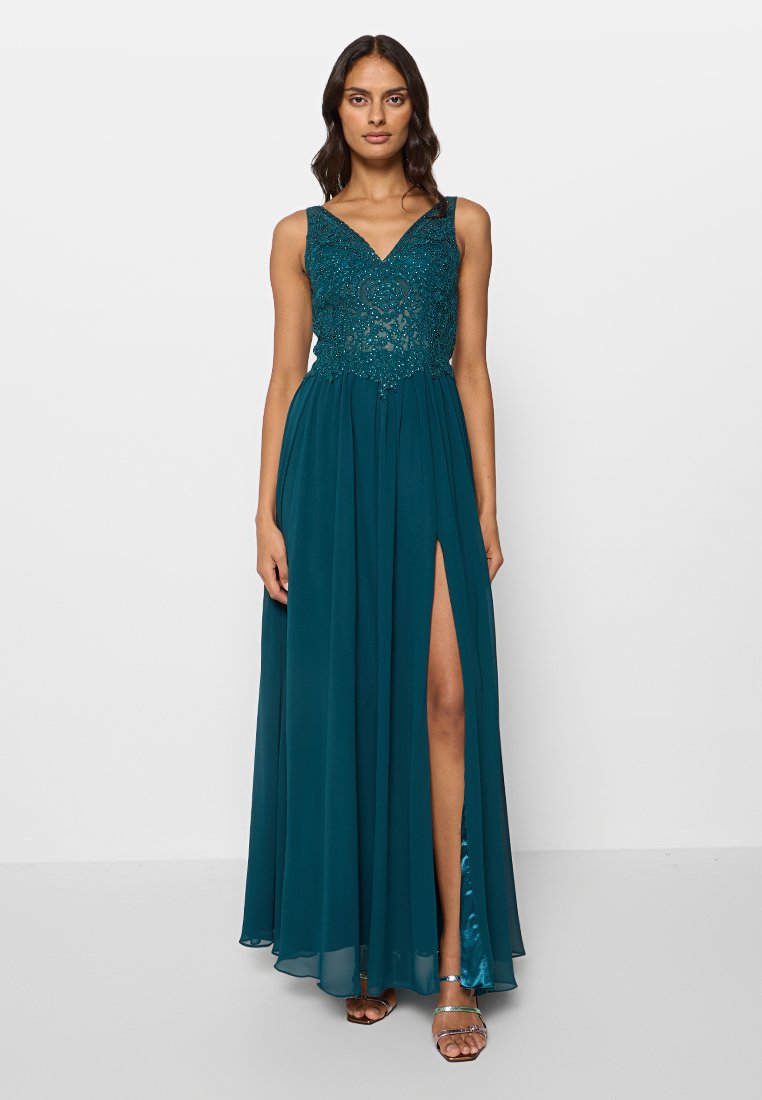 Vestido de noche verde azulado con escote en V, cuerpo adornado con cuentas y una falda fluida con una abertura lateral alta. Fabricado con una tela suave y ligera.