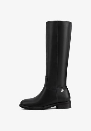 Stivali neri fino al ginocchio realizzati in pelle liscia, con punta rotonda, tacco basso a blocco e un sottile logo in rilievo sul lato.