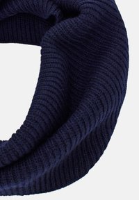 Navy krāsas adīta bezgalības šalle ar ribotu faktūru un bezšuvju dizainu, izgatavota no mīksta, elastīga materiāla.