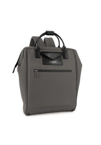 Zaino grigio realizzato in materiale sintetico liscio, dotato di due manici, spallacci regolabili, una tasca frontale con zip e un dettaglio a patta.
