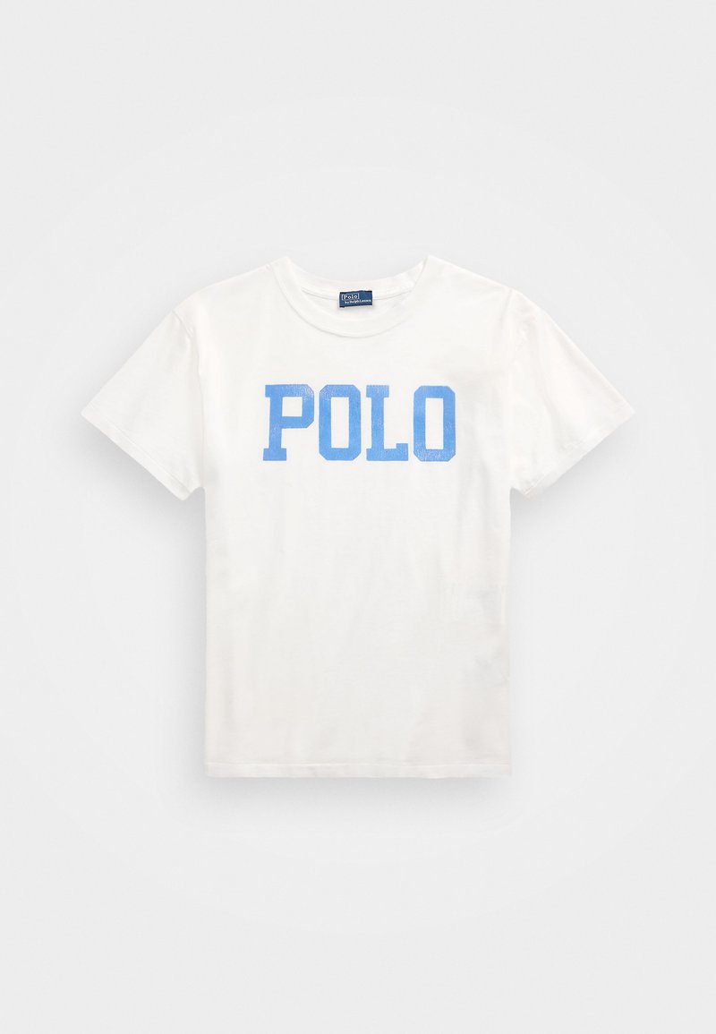 Balta medvilninė marškinėliai su trumpomis rankovėmis, priekyje puikuojasi didelis mėlynas „POLO“ tekstas. Klasikinis apvalios kaklo dizainas.