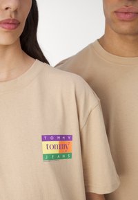 Tommy Jeans TJM REG SUMMER FLAG TEE EXT - Camiseta estampada - tawny sand