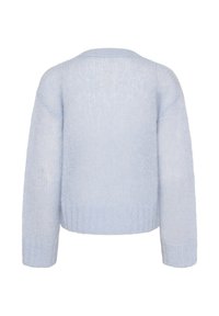 Pull en maille bleu clair avec une texture douce, longueur raccourcie, manches larges et ourlet côtelé. Design simple, sans motifs ni accents supplémentaires.