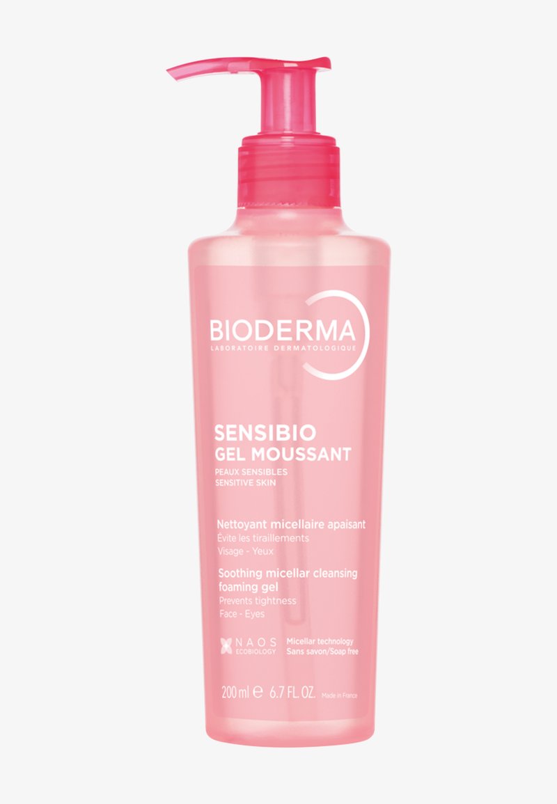 Bioderma Sensibio Gel Moussant, 200ml, in una bottiglia trasparente rosa con erogatore a pompa. Include informazioni sul prodotto in testo bianco.