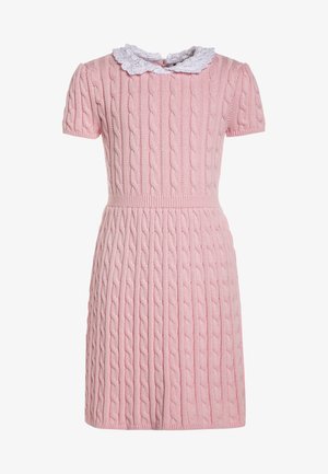Roze korte mouw gebreide jurk met kabelpatroon, aangesloten taille en witte kanten Peter Pan-kraag.