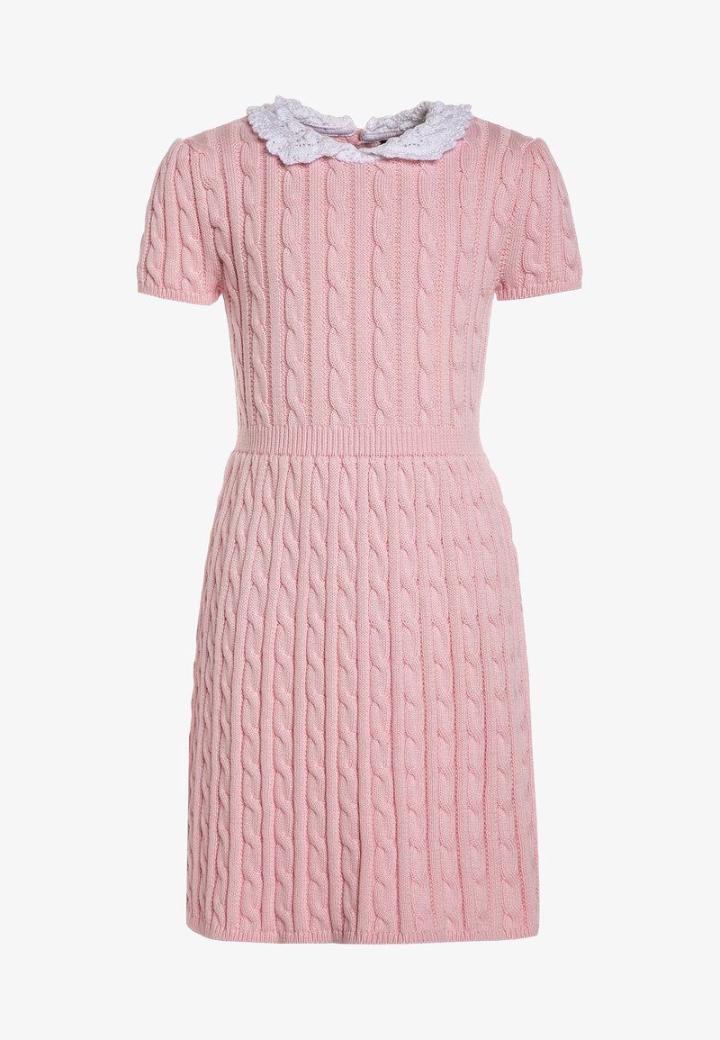 Robe rose à manches courtes tricotée avec motif torsadé, taille cintrée et col Peter Pan en dentelle blanche.