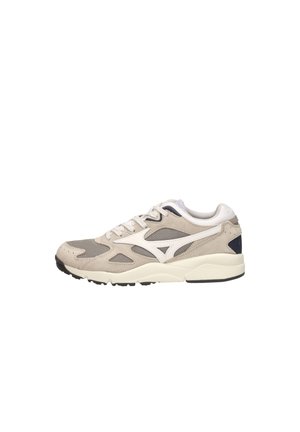 Beige en grijze sportieve sneaker met wit logo, mesh panelen, suède overlays, witte veters en een gevoerde zool, zijaanzicht op een witte achtergrond.