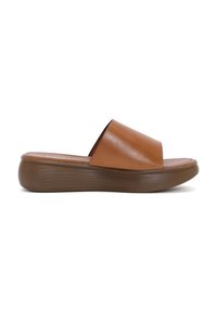 Sandal in pelle marrone con una larga fascia superiore liscia e una soletta ammortizzata. Suola leggera con texture rigata per una buona aderenza.