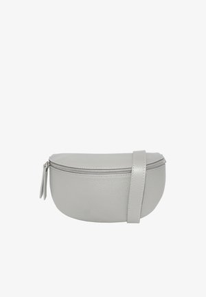 Sac bandoulière en cuir gris à texture lisse, forme arrondie et fermeture éclair. Porté sur l'épaule avec un haut noir.