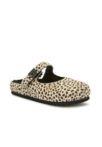 Zueco sin cordones con correa ajustable, exterior de estampado de leopardo, forro de piel negra y suela de goma, en ángulo para mostrar vistas lateral y superior.