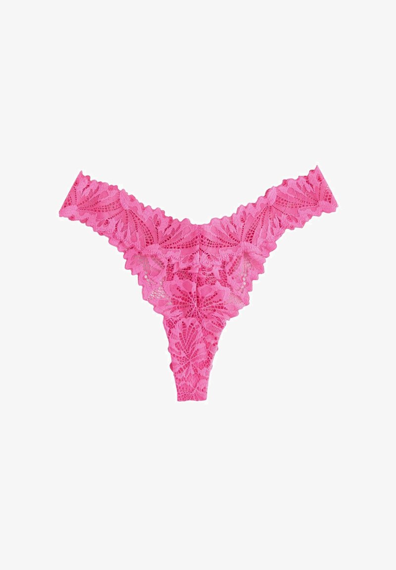 String en dentelle rose avec un motif floral, présentant des bords festonnés complexes et une texture douce, conçu pour une couverture minimale.
