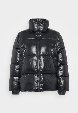 Zwarte pufferjack met een glanzende afwerking, hoge kraag, ritssluiting aan de voorkant en elastische manchetten. Voorzien van een gestikt ontwerp en twee zijzakken.