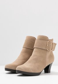 Pier One Kotníkové boty - beige
