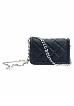 Sac bandoulière en cuir noir matelassé avec une grosse chaîne argentée sur fond blanc.