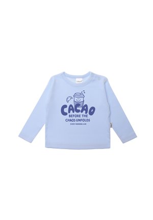 Helles blaues Langarmhemd aus weichem Stoff mit einem Grafik von einer lächelnden Kaffeetasse und dem Text: "CACAO BEVOR DAS CHAOS ENTSTEHT."