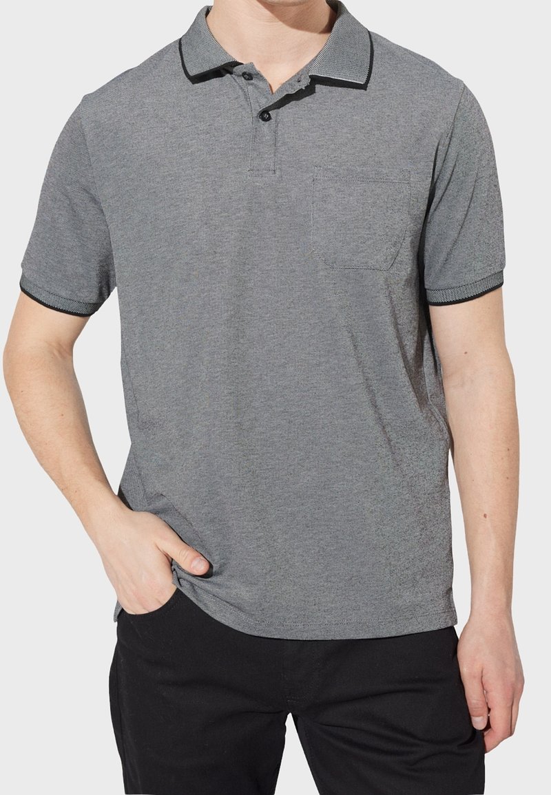 Polo gris à manches courtes, col et bordures de manches contrastants, poche poitrine unique, en mélange de coton, à la coupe ajustée.