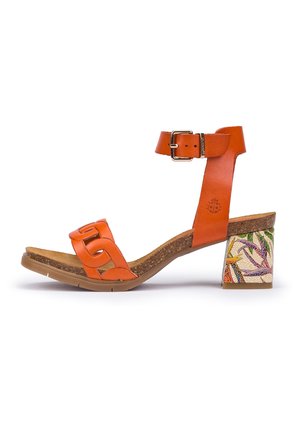 Sandale en cuir orange avec bride à la cheville, design décoratif découpé, semelle en liège et talon bloc à motifs avec accents multicolores.