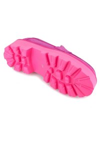 Ljusrosa skosula med djupa, slitstarka mönster designade för grepp, visad mot en vit bakgrund.