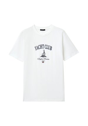 Weißes T-Shirt mit kurzen Ärmeln, auf der Vorderseite mit "YACHT CLUB", einer Segelboot-Grafik, "Naples Riviera" und "ITALY" in Marineblau und Schwarz bedruckt.