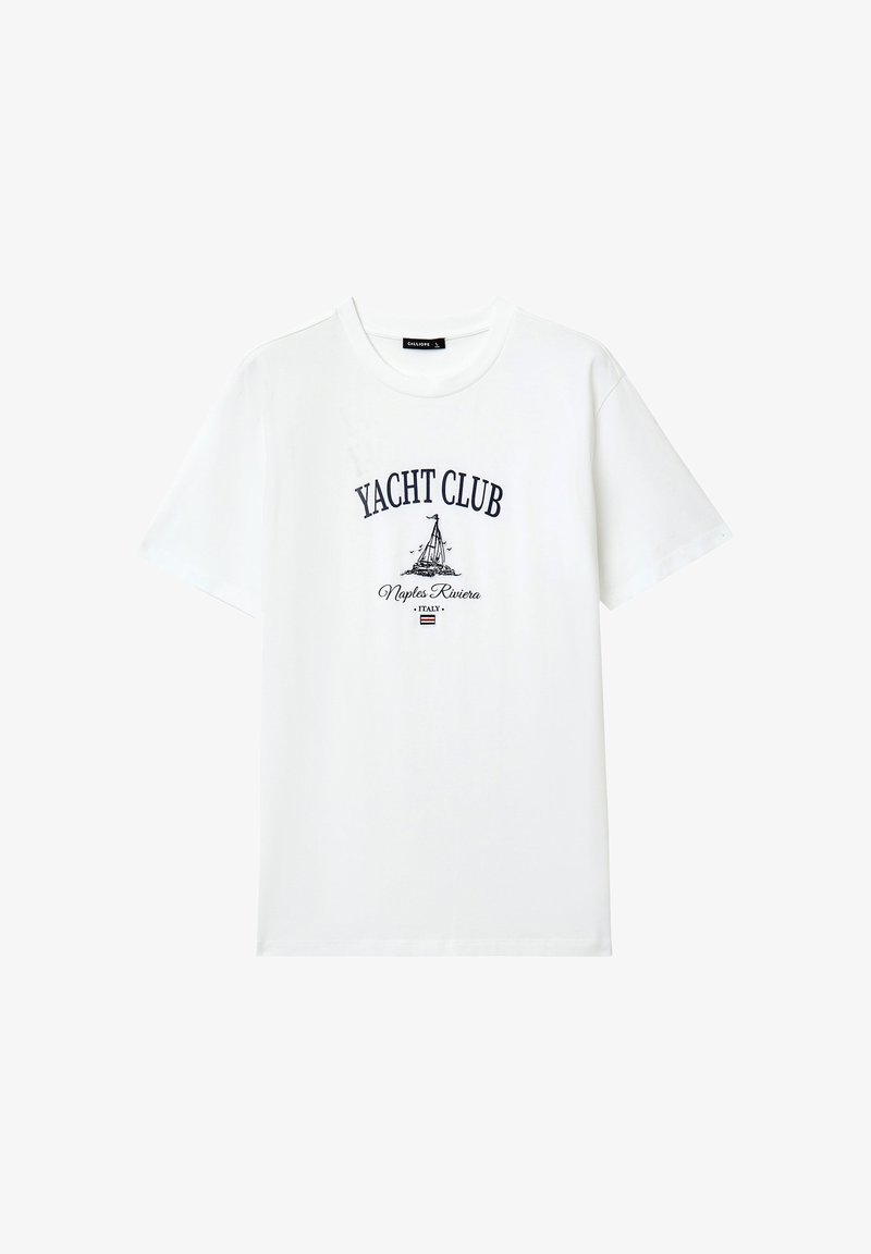 Weißes T-Shirt mit kurzen Ärmeln, auf der Vorderseite mit "YACHT CLUB", einer Segelboot-Grafik, "Naples Riviera" und "ITALY" in Marineblau und Schwarz bedruckt.