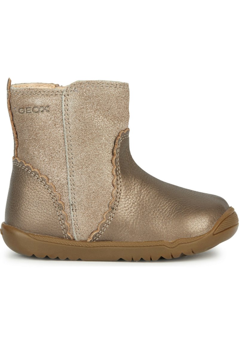 Kindersichere bronzefarbene Metallic-Stiefel mit gewellten Nahtakzenten, strukturiertem Sohle und weicher Stoffauskleidung innen.
